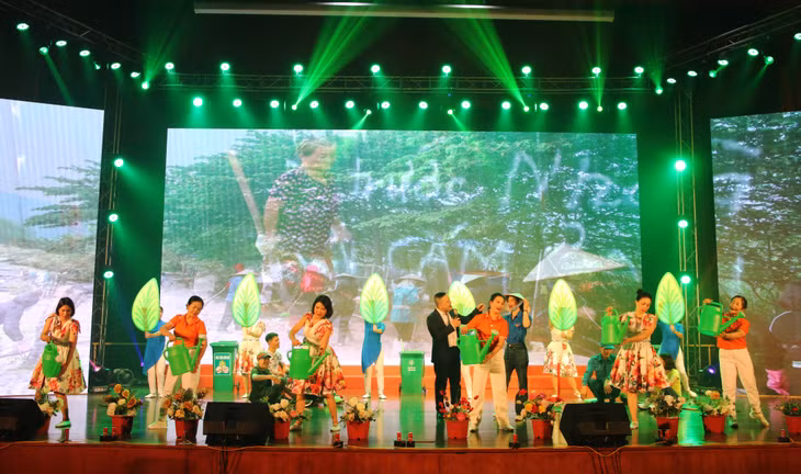 Liên hoan Tiếng hát khu dân cư vừa là chương trình thiết thực chào mừng 60 năm Ngày thành lập tỉnh vừa góp phần làm phong phú đời sống văn hóa, tinh thần của nhân dân.