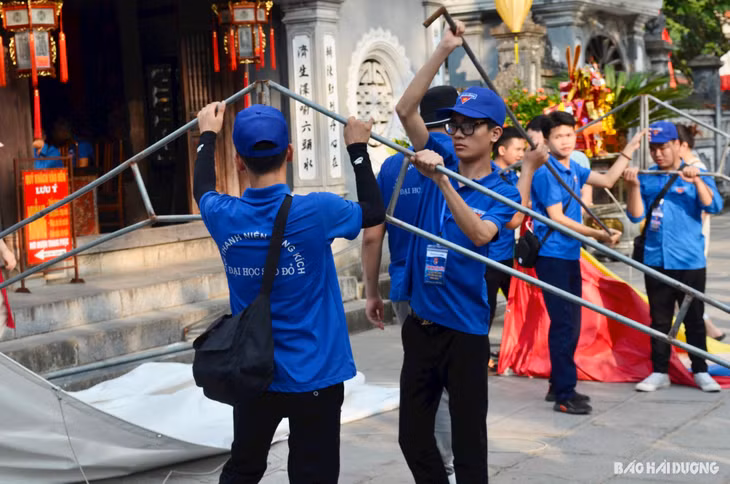 Anh Lê Văn Chức (đeo kính) cùng các bạn chuẩn bị công tác hậu cần cho lễ hội