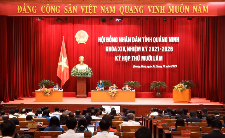 Chủ tọa kỳ họp HĐND tỉnh điều hành phiên trình bày tờ trình, báo cáo thẩm tra tại kỳ họp.