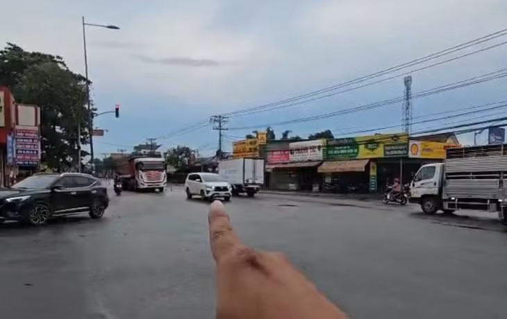 Khu vực gần hiện trường đèn tín hiệu giao thông bị lỗi chỉ báo màu đỏ. Ảnh: Bạn đọc cung cấp