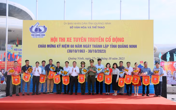 Ban Tổ chức trao cờ lưu niệm cho các đội tuyên truyền lưu động tham gia Hội thi.