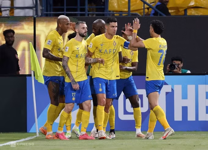 Đồng đội chia vui với Ronaldo (số 7) sau bàn gỡ hòa 1-1 ở trận gặp Istiklol. Ảnh: Reuters