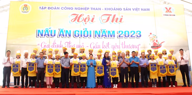 Ban Tổ chức tặng cờ lưu niệm cho các đội dự thi.