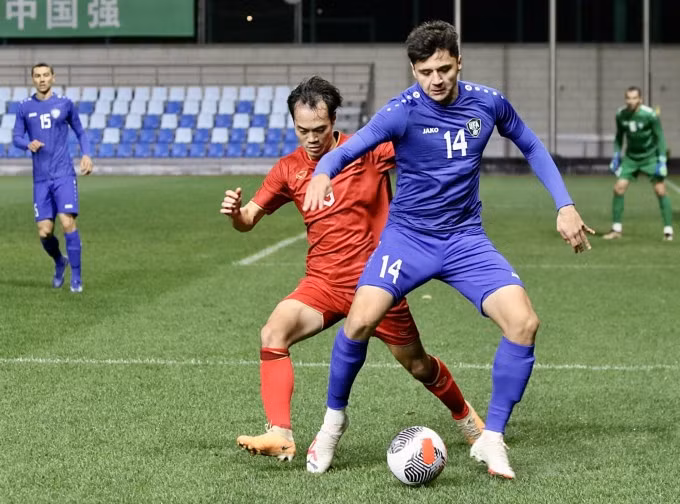 Hàng công Việt Nam (áo đỏ) không tung ra cú sút nào cả trận trước Uzbekistan. Ảnh: Đoàn Huynh