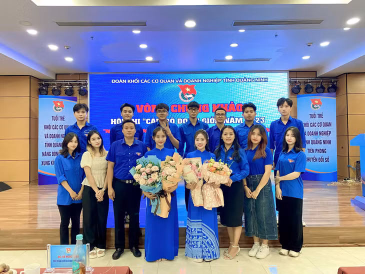 Đặng Tâm Nhi (hàng dưới, thứ 4, trái sang) tham gia Hội thi cán bộ đoàn giỏi năm 2023 do Đoàn Khối các cơ quan và doanh nghiệp tỉnh tổ chức. (Ảnh nhân vật cung cấp)