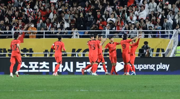 Cầu thủ Hàn Quốc mừng bàn nâng tỷ số lên 2-0.
