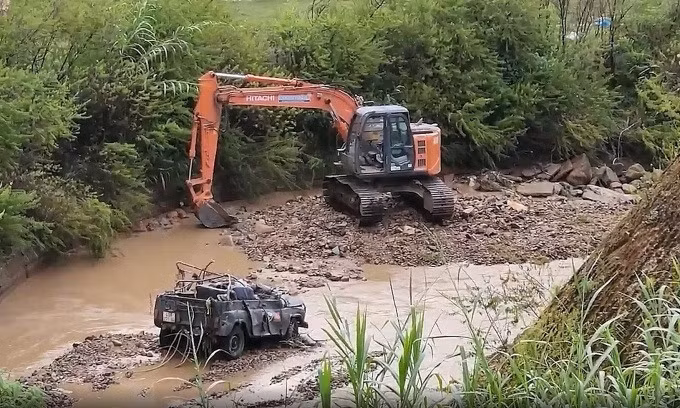 Con suối nơi xe U Oát chở 4 du khách gặp nạn. Ảnh: Công an cung cấp