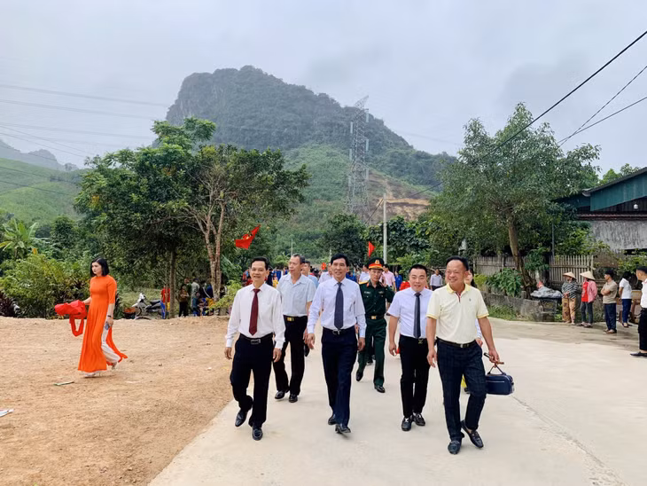 Công trình cải tạo, nâng cấp và mở rộng đường liên thôn từ thôn Bãi Cát đến Chùa Đồng Chùa (xã Vũ Oai), có tổng chiều dài tuyến đường trên 1.700m, góp phần thúc đẩy phát triển kinh tế trên địa bàn xã trong thời gian tới.
