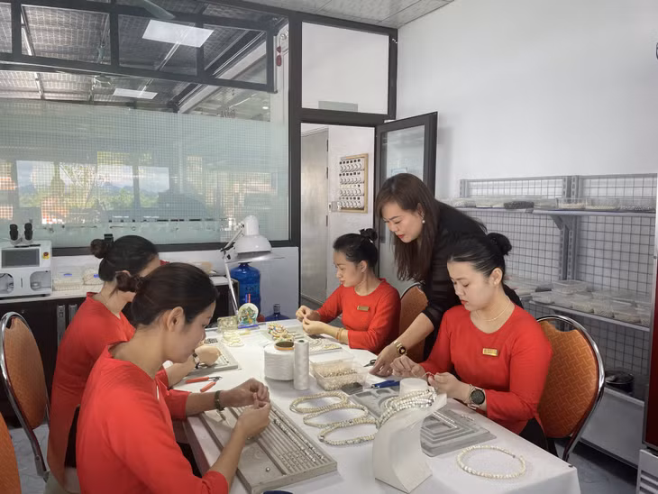  Doanh nhân Nguyễn Thùy Hương, Giám đốc Công ty CP Ngọc Trai Hạ Long hướng dẫn nhân viên các kỹ thuật để cho ra những sản phẩm ngọc trai đảm bảo chất lượng. 