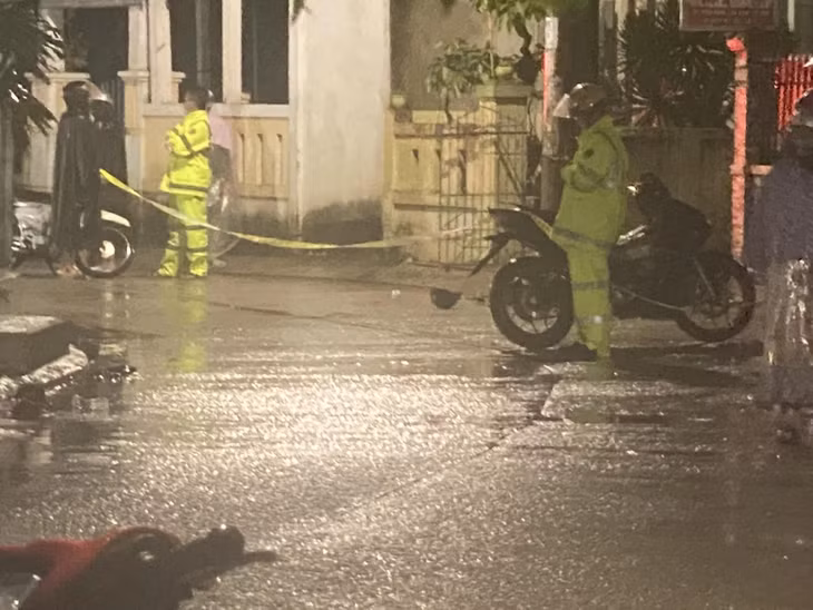 Cơ quan Công an huyện Lý Sơn đang phong tỏa, điều tra nguyên nhân vụ tai nạn (Ảnh: Văn Mịnh).