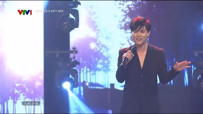 Trần Mạnh Cường hát quan họ "Ngồi tựa mạn thuyền" bản remix trên truyền hình và được nhiều khán giả trẻ yêu thích. Ảnh: Chụp màn hình