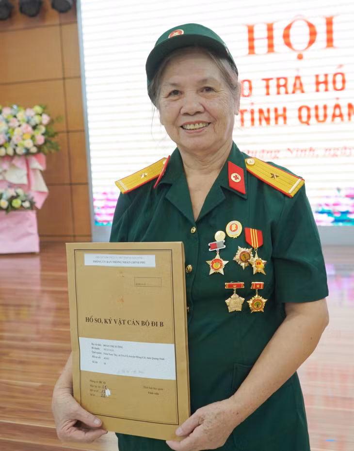 Bà Đoàn Thị Xưởng vui mừng khi được nhận lại hồ sơ đi B và xúc động xem lại đơn tình nguyện bà viết cách đây hơn 50 năm.