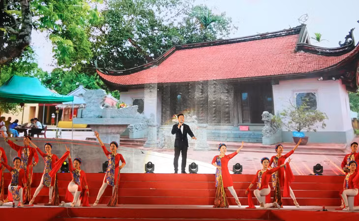 NSƯT Hoàng Tùng cùng các nghệ sĩ trường Đại học Hạ Long đã mang đến khí thế hào hùng của ca khúc Bạch Đằng Giang mở màn cho đêm nhạc.