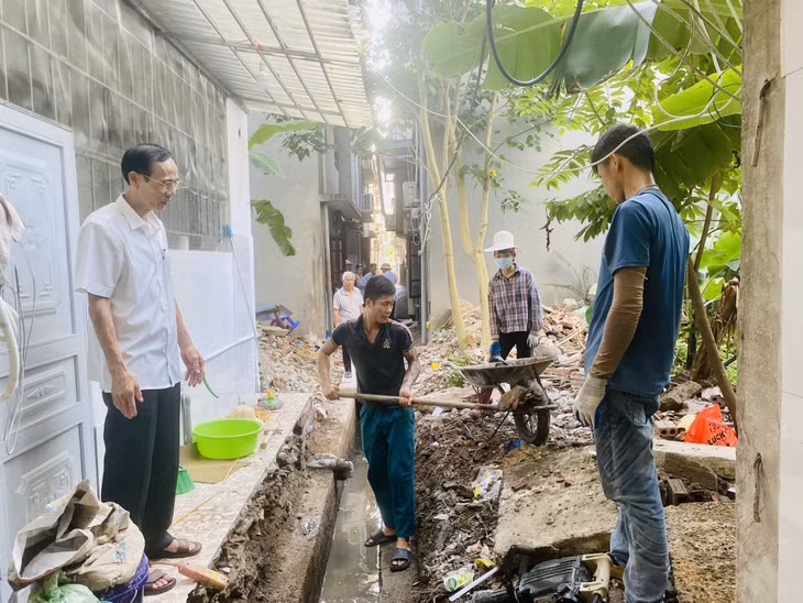 Các hộ dân tổ 7, khu 4, phường Hồng Hà chủ động tháo dỡ các công trình phụ xây dựng trên cống thoát nước và tiến hành nạo vét cống.