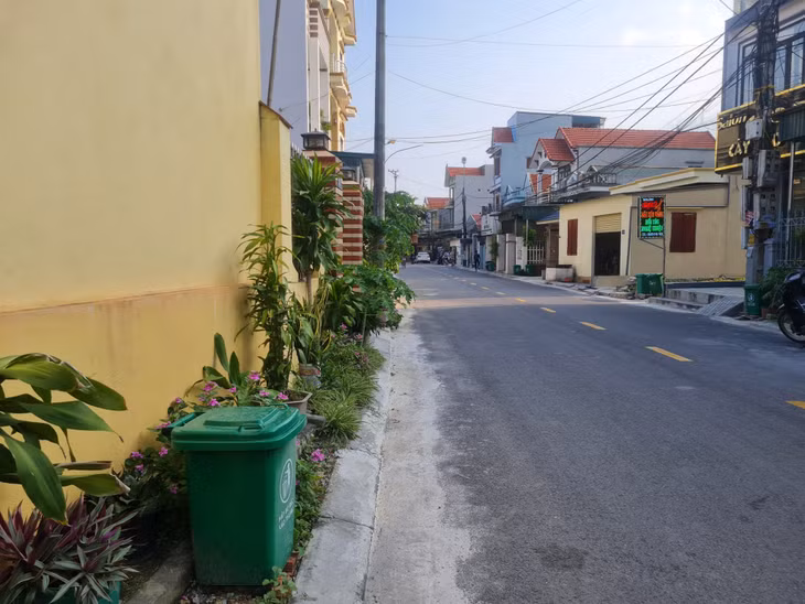 Những thùng rác có nắp đậy, đồng mẫu trong các hộ dân được đặt ngay ngắn, thẳng hàng trên các tuyến đường, thay thế các thùng xốp, thùng nhựa không có nắp đậy gây mất vệ sinh môi trường.