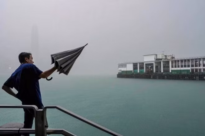Một số nơi ở Hong Kong (Trung Quốc) có mưa tới 200 mm. Ảnh chụp màn hình