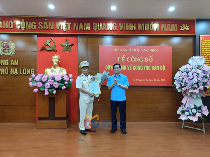 Đồng chí Vũ Quyết Tiến, Ủy viên Ban Thường vụ Tỉnh ủy, Bí thư Thành ủy Hạ Long, tặng hoa chúc mừng Thượng tá Nguyễn Duy Dũng.