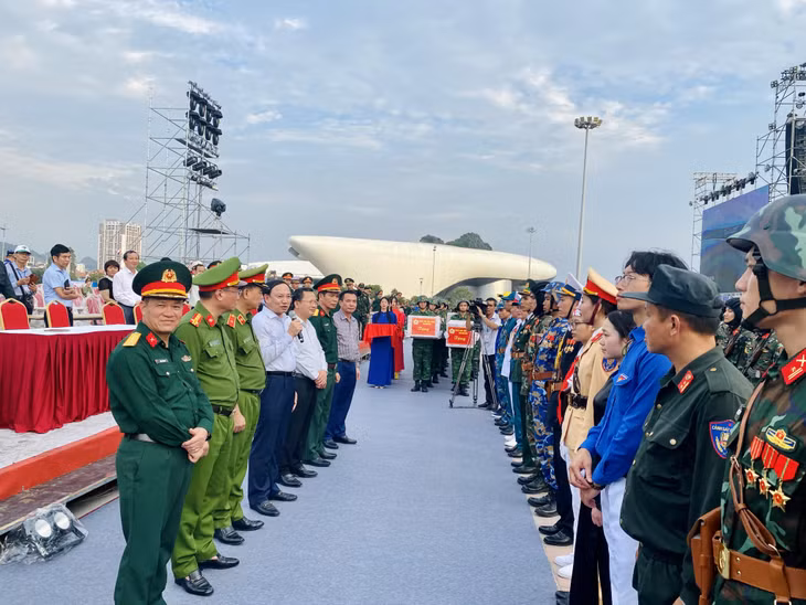 Đồng chí Nguyễn Xuân Ký, Bí thư Tỉnh ủy, ghi nhận, đánh giá cao sự luyện tập vất vả của các lực lượng tham gia khối diễu hành.