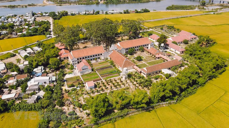 Tiểu chủng viện nằm cách trung tâm thành phố Quy Nhơn khoảng 10km, giữa những đồng lúa của huyện Tuy Phước. Ảnh: Vietnamplus