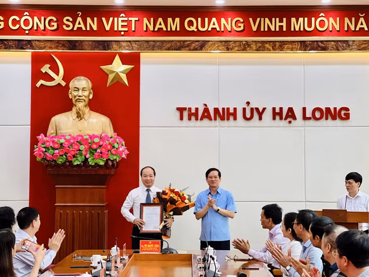 Đồng chí Vũ Quyết Tiến, Ủy viên Ban Thường vụ Tỉnh ủy, Bí thư Thành ủy Hạ Long trao Quyết định phân công, điều động và bổ nhiệm đồng chí Nguyễn Hoàng Quý giữ chức vụ Trưởng ban Tổ chức Thành ủy. Ảnh: Nguyễn Hạnh (CTV)
