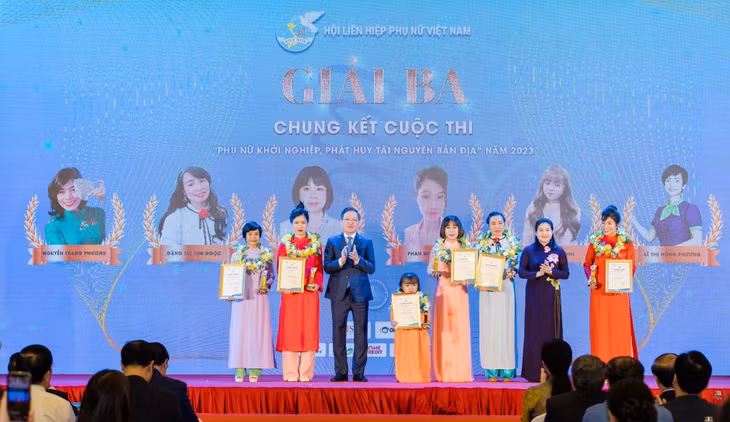 Chị Lê Thị Bích Thảo (thứ tư, phải sang) giành giải ba cuộc thi Phụ nữ khởi nghiệp năm 2023. Ảnh: Nhân vật cung cấp
