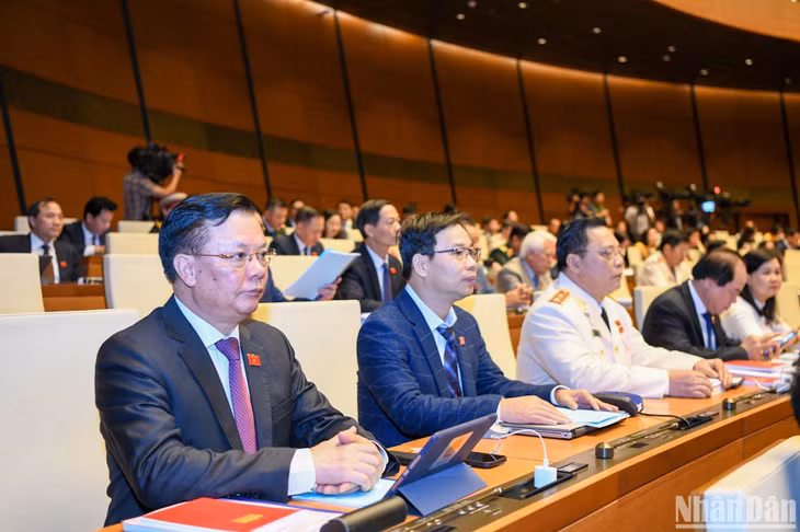 Đại biểu Quốc hội đoàn Hà Nội dự phiên họp ở hội trường sáng 23/10. (Ảnh: DUY LINH)