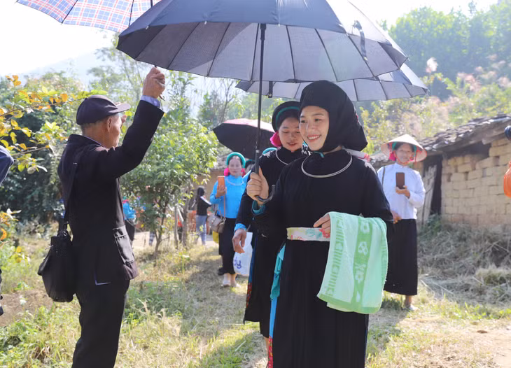 Tái hiện lễ rước dâu trong đám cưới của người Sán Chỉ trong khuôn khổ Hội Mùa vàng Bình Liêu năm 2022.
