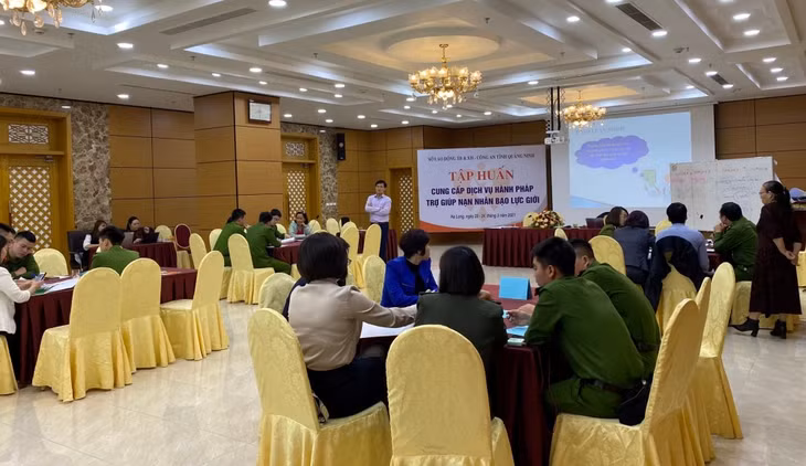 Tập huấn cung cấp dịch vụ hành pháp trợ giúp nạn nhân bạo lực giới.