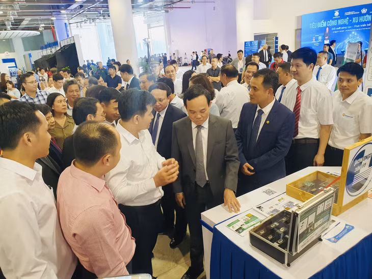 Phó Thủ tướng Chính phủ Trần Lưu Quang (thứ 3, hàng thứ nhất) tham quan sản phẩm của Trường Đại học Quốc gia Hà Nội tại sự kiện “Kết nối công nghệ và Đổi mới sáng tạo Việt Nam 2023”.
