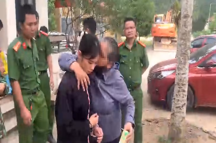 Đối tượng Bùi Thị Ngọc Ảnh bị cơ quan CSĐT Công an huyện Kim Bôi thực hiện lệnh bắt tạm giam