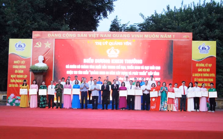 BTV Thị ủy Quảng Yên tổ chức biểu dương, khen thưởng 30 cá nhân có thành tích xuất sắc, đạt giải Cuộc thi tìm hiểu “ Quảng Ninh 60 năm xây dựng và phát triển” cấp tỉnh.