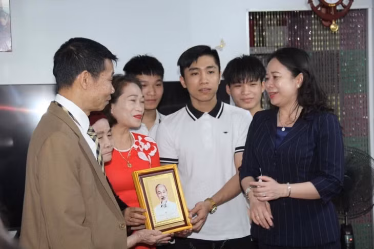 Gia đình anh Nguyễn Hồng Cẩm vinh dự được đón Phó Chủ tịch nước Võ Thị Ánh Xuân tới thăm, tặng quà nhân dịp Tháng Công nhân năm 2023. Ảnh: Nhân vật cung cấp