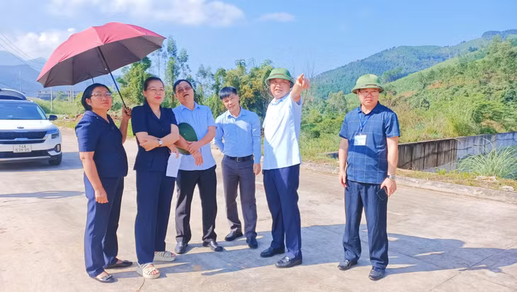 Đoàn giám sát khảo sát thực tế tại Dự án xây dựng tuyến kè, san nền đến cầu Hái Nạc khu quy hoạch kinh tế cửa khẩu Hoành Mô.