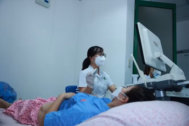 Nữ công nhân khu công nghiệp khám sức khoẻ sinh sản. Ảnh: Hải Nguyễn