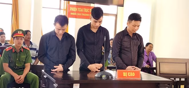 Sáng, Thọ và Rây Em đã dùng dao chém nhân viên nam của quán nhậu nhiều nhát vào người. Ảnh: Nguyên Anh