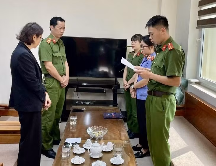 Cơ quan công an tống đạt quyết định khởi tố bị can đối với Hoàng Thị Minh Hiền.