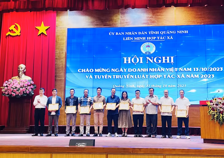 Lãnh đạo Liên minh HTX kết nạp thêm 10 thành viên mới.
