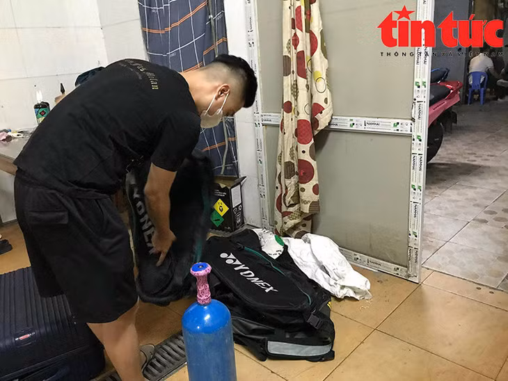 Các nhân viên của cơ sở này sang chiết khí N2O từ bình to sang các bình nhỏ.