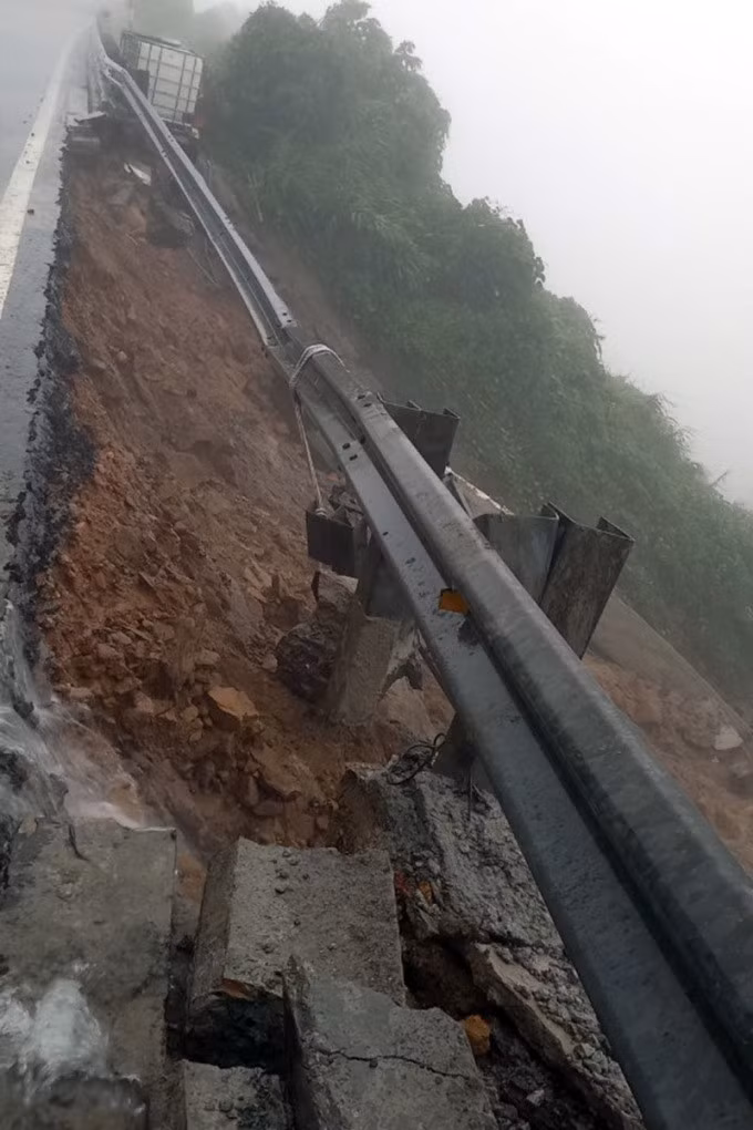 Taluy âm km 905 bị sạt lở. Ảnh: Ngọc Trung