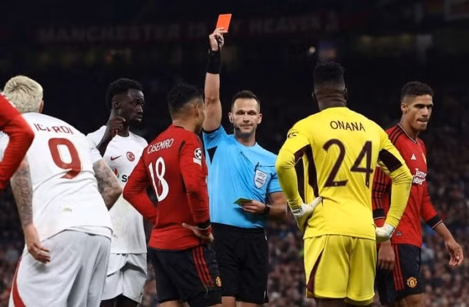 Trọng tài rút thẻ đỏ truất quyền thi đấu của Casemiro (số 18). Ảnh: PA