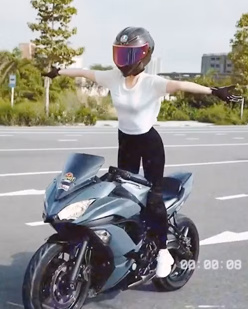 Ngọc Trinh "biểu diễn" môtô phân khối lớn. Ảnh cắt từ video