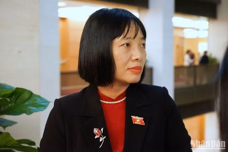 Đại biểu Nguyễn Thị Việt Nga (Đoàn đại biểu Quốc hội tỉnh Hải Dương) trao đổi bên hành lang Quốc hội. (Ảnh: TRUNG HƯNG)