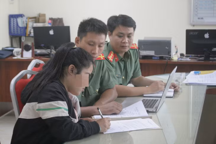 Vũ Thị H. (trái) làm việc với cơ quan Công an.