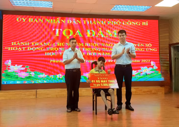 Trung tâm học tập cộng đồng phường Quang Trung (TP Uông Bí) tổ chức trao phần quà là bộ máy tính để bàn cho em Nguyễn Xuân Bách (Trường Tiểu học Quang Trung) tại buổi tọa đàm "Hành trang chúng em bước vào kỷ nguyên số". Ảnh: Hội Khuyến học tỉnh cung cấp