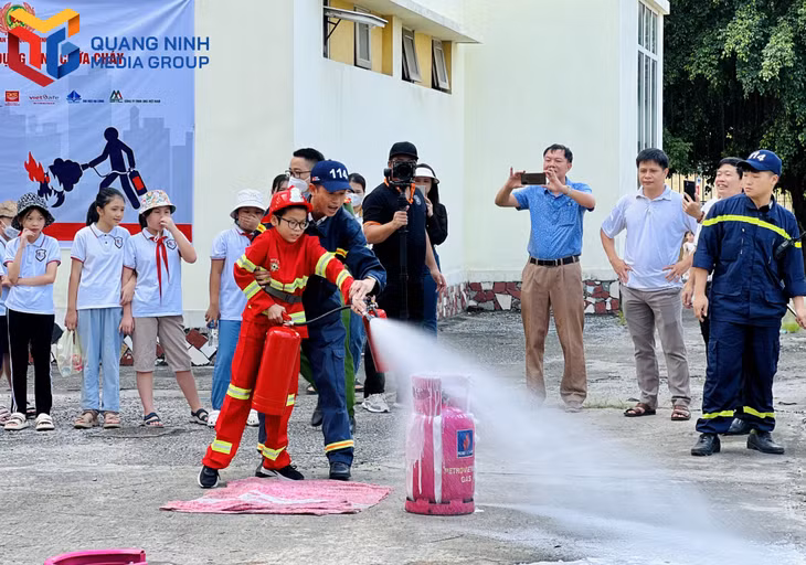 Các em học sinh tham gia chương trình được thực hành sử dụng bình chữa cháy dập lửa đám cháy do rò rỉ gas.