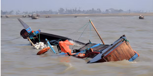 Lat thuyen tai Nigeria, 17 nguoi thiet mang va hon 70 nguoi mat tich hinh anh 1