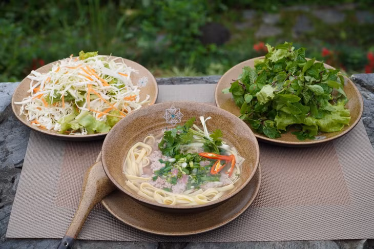 Phở ngô ngon nhất khi ăn với thịt nạm bò và loại nước dùng riêng. Ảnh: NVCC