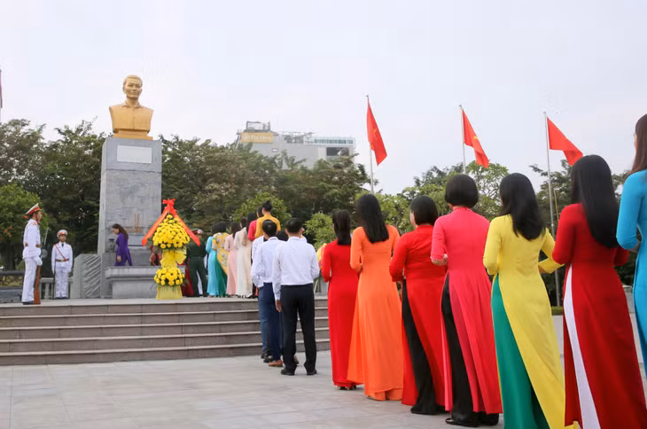 Các đảng viên dâng hương, báo công trước Tượng đài đồng chí Vũ Văn Hiếu - Bí thư Đặc khu ủy đầu tiên Khu mỏ Quảng Ninh.