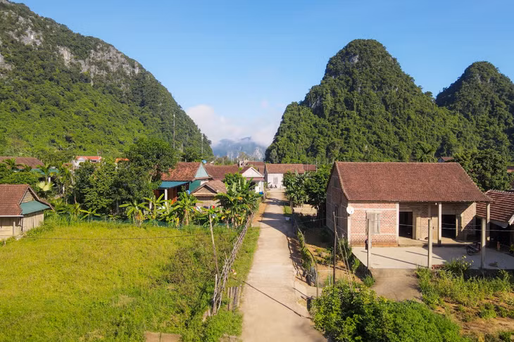 Tân Hoá được định hướng phát triển theo mô hình làng du lịch thích ứng với thời tiết, cung cấp các trải nghiệm đa dạng cho du lịch từ homestay, trải nghiệm cuộc sống nhà nông đến ăn uống tại nhà dân.