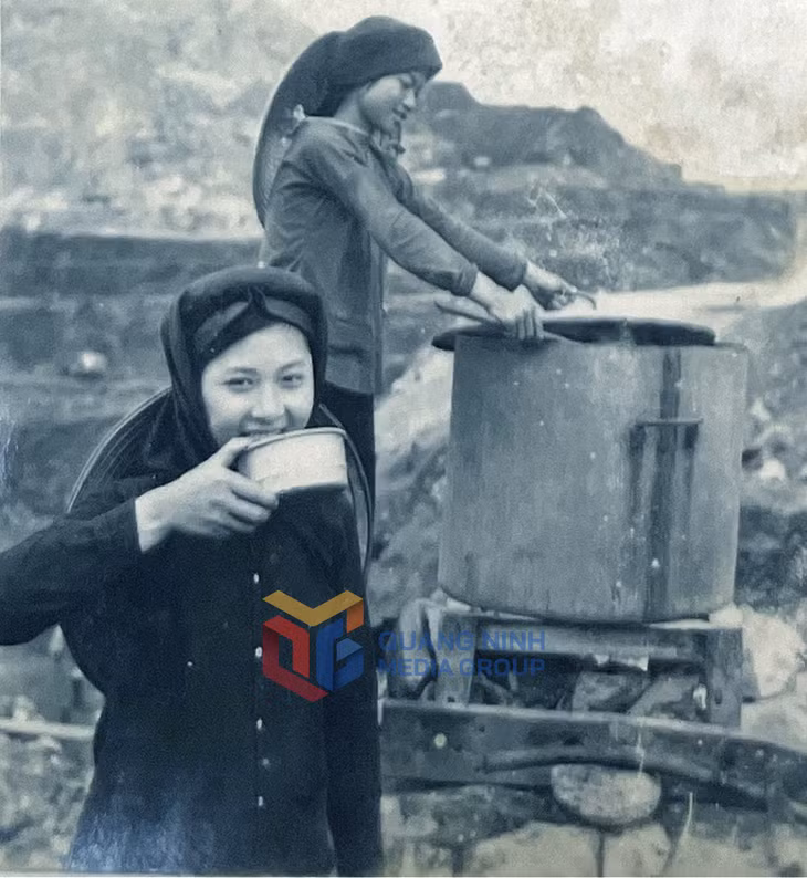 Giờ giải lao, nữ công nhân mỏ Đèo Nai. Ảnh: Tư Liệu